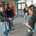 Schüler führen Intervies auf dem Schulhof